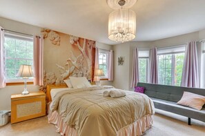 4 bedrooms, in-room safe, iron/ironing board, free WiFi - Cozy 4-bedroom house in enchanting Bushkill with private hot tub & game room   (Bushkill)