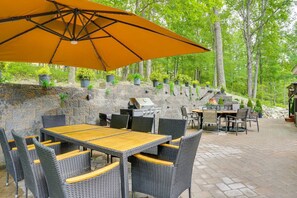 Outdoor dining - Cozy 4-bedroom house in enchanting Bushkill with private hot tub & game room   (Bushkill)