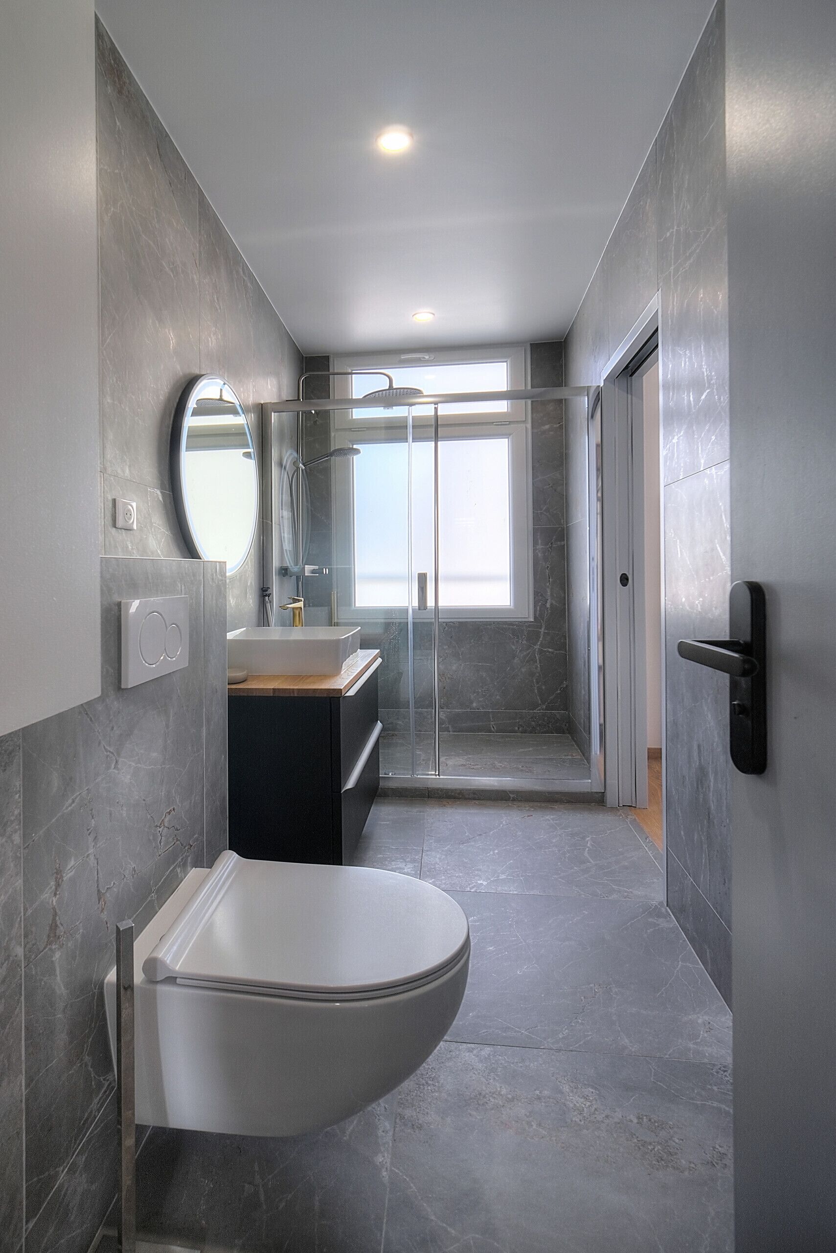 Douche, sèche-cheveux, serviettes fournies, papier toilette