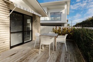 Outdoor dining - Oceanfront Retreat in New Plymouth (New Plymouth)