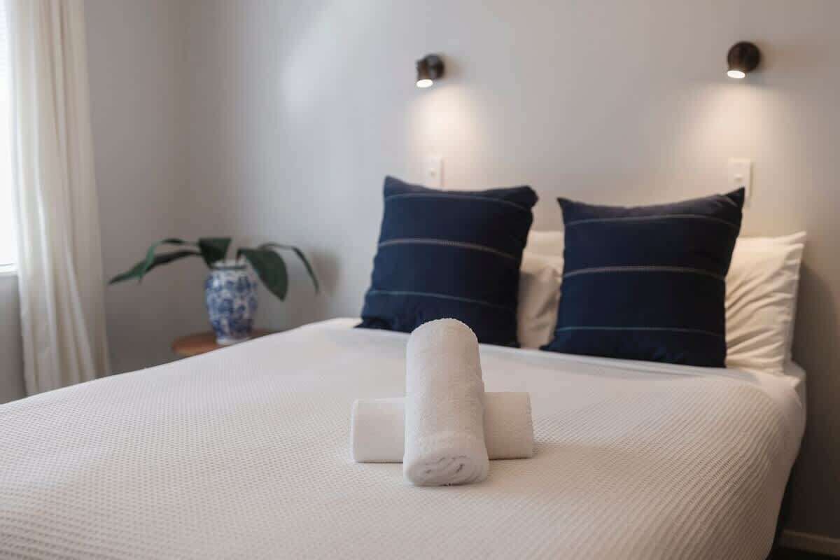 2 habitaciones, tabla de planchar con plancha, wifi y ropa de cama 