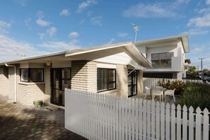 Exterior - Oceanfront Retreat in New Plymouth (New Plymouth)