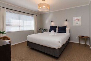 2 bedrooms, iron/ironing board, WiFi, bed sheets - Oceanfront Retreat in New Plymouth (New Plymouth)