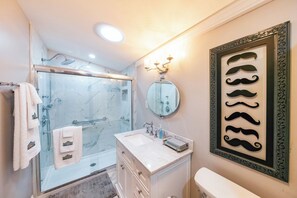 Shower, towels, soap, toilet paper - Charming 3-bedroom historic house with WiFi and HV/AC in fabulous Morehead City (Morehead City)