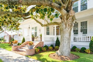 Terrace/patio - Charming 3-bedroom historic house with WiFi and HV/AC in fabulous Morehead City (Morehead City)