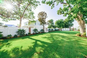 Property grounds - Charming 3-bedroom historic house with WiFi and HV/AC in fabulous Morehead City (Morehead City)