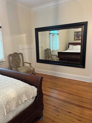 Free WiFi, bed sheets, wheelchair access - Charming 3-bedroom historic house with WiFi and HV/AC in fabulous Morehead City (Morehead City)