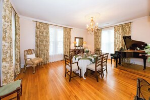 Dining - Charming 3-bedroom historic house with WiFi and HV/AC in fabulous Morehead City (Morehead City)