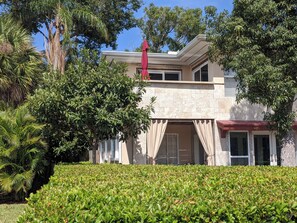 Exterior - Tree Top Charming villa with 2 bedrooms and WiFi, AC in marvelous Clearwater (Clearwater)