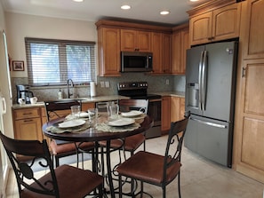 Private kitchen - Tree Top Charming villa with 2 bedrooms and WiFi, AC in marvelous Clearwater (Clearwater)