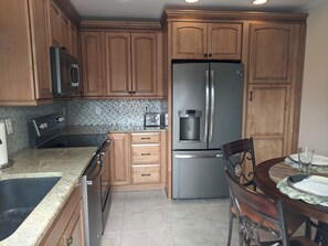 Private kitchen - Tree Top Charming villa with 2 bedrooms and WiFi, AC in marvelous Clearwater (Clearwater)