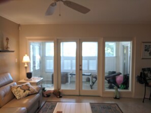 Interior - Tree Top Charming villa with 2 bedrooms and WiFi, AC in marvelous Clearwater (Clearwater)