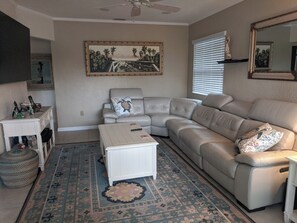 Living area - Tree Top Charming villa with 2 bedrooms and WiFi, AC in marvelous Clearwater (Clearwater)