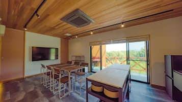 ベーシック ハウス マウンテンビュー | 1 室のベッドルーム、WiFi (無料)、ベッドシーツ