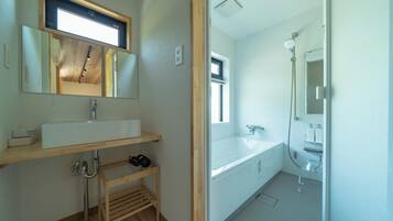 獨立浴缸及淋浴設備、風筒、智能廁板座廁、提供毛巾