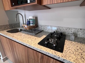 Kühlschrank, Mikrowelle, Herdplatte, Wasserkocher mit Kaffee-/Teezubehör