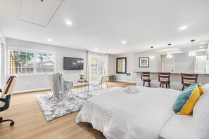 5 bedrooms, iron/ironing board, WiFi, bed sheets - Santa Clara 5Br Home /Spacious backyard /Westfield (Santa Clara)