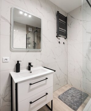 Shower, hair dryer, towels - Nowodwory Cosy Apartment (Warszawa)