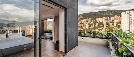 4 camere, una cassaforte in camera, una scrivania, ferro/asse da stiro