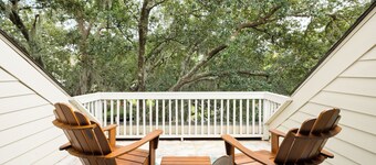 Beautiful Updated Villa! Walk to Beach, Golf, Dining, Pools! Amenity Cards! Dog Friendly!