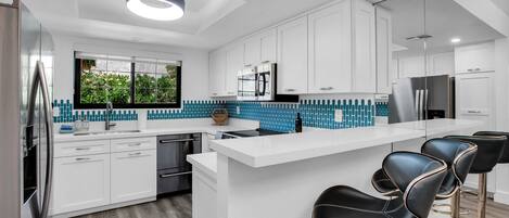 Kylskåp, mikrovågsugn, ugn och spishäll