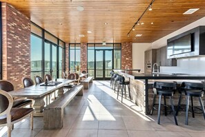 Fridge, microwave, oven, stovetop - 1min Delta+Salt Palace |King Bed |Gym |Parking (Salt Lake City)