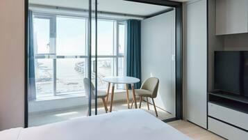 Deluxe-Doppelzimmer, Meerblick | Verdunkelungsvorhänge, schallisolierte Zimmer, Bügeleisen/Bügelbrett