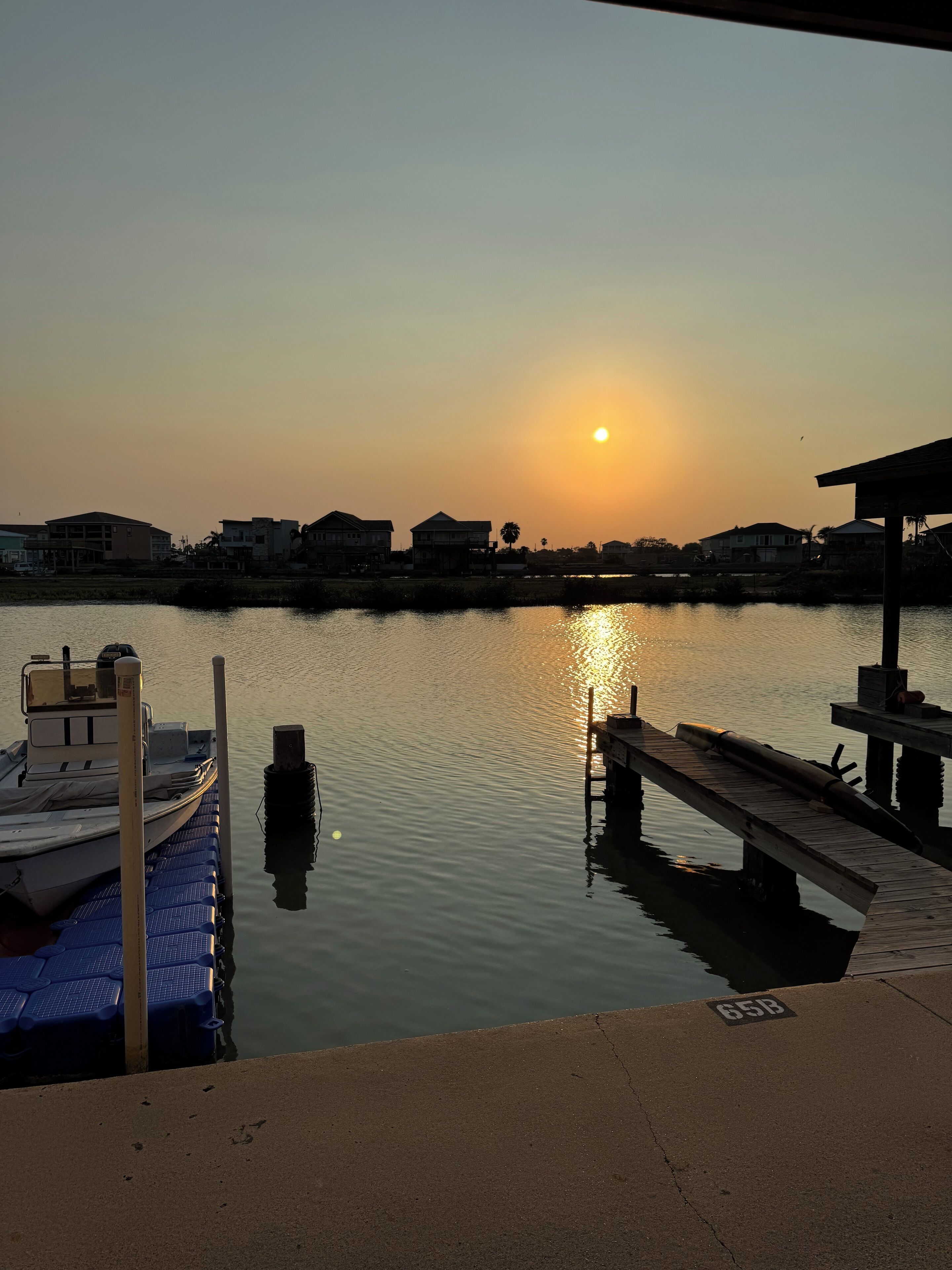 Waterfront Fisherman Paradise 2BR+Loft, Boat Slip, WiFi, Full Kitchen, Inviting