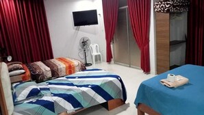 A hotel room with a bed, a desk, a chair, a TV, and a sliding door. - HOTEL D MARTIN (Coishco)