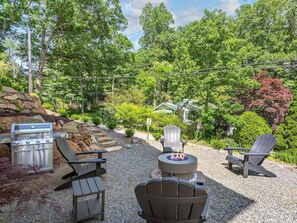 Terrace/patio - Cozy 1-bedroom apartment close to brilliant Downtown Asheville with WiFi, AC! (Asheville)