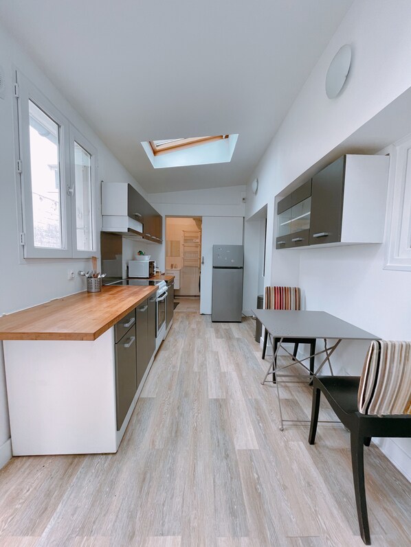 Fridge, microwave, oven, cookware/dishes/utensils - Spacious 5-bedroom house in tranquil 15’ Paris & Orly aéroport with WiFi (Villejuif)