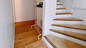 Eine Treppe mit Holzboden und weißen Wänden.