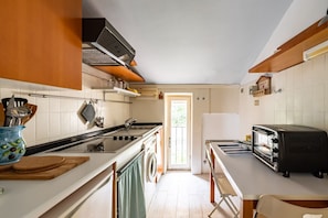 Réfrigérateur, four, plaque de cuisson, cafetière/bouilloire