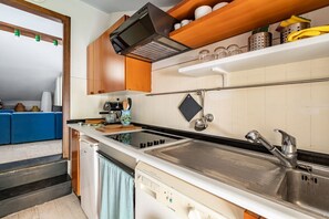 Refrigerador, horno, parrilla de estufa y cafetera y tetera 