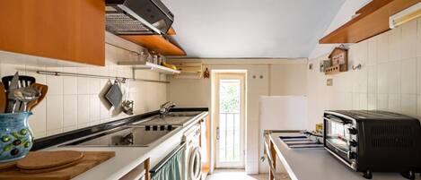 Réfrigérateur, four, plaque de cuisson, cafetière/bouilloire