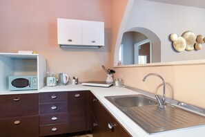 Køleskab, mikrobølgeovn, kogeplade, kaffe-/temaskine