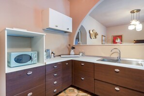 Kühlschrank, Mikrowelle, Herdplatte, Wasserkocher mit Kaffee-/Teezubehör