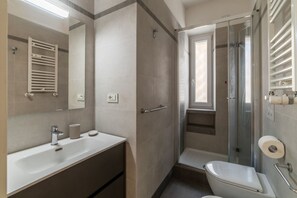 Shower, hair dryer, bidet - In the Shadow of the Olympic Stadium (Roma)