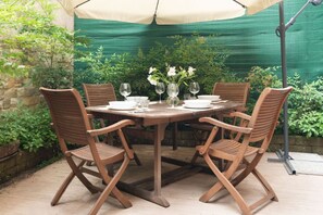 Outdoor dining - GuestHost - Lovely apartment of 56 sqm located on the ground floor (steps to access), can accommodate up to 4 people.The accommodation is located in the Veronetta area, a few steps from the city center of Verona, just 5 minutes walk from the University o (Verona)