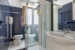Ducha, secador de pelo y bidé