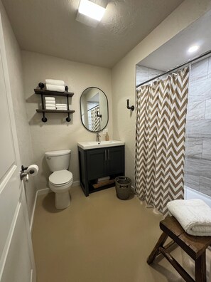 Shower, hair dryer, towels, soap - Stylish cabin near Medicine Park  (Lawton)