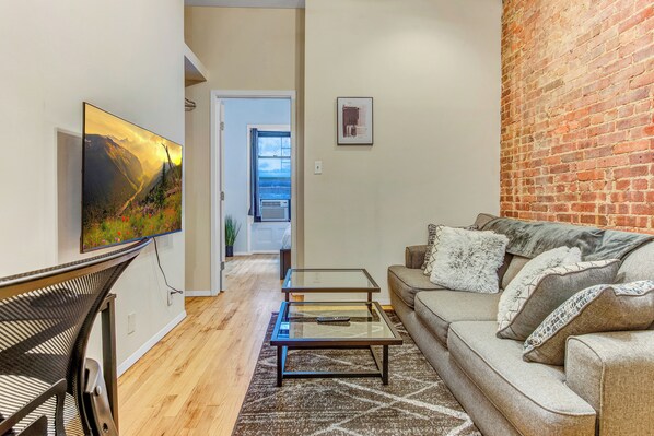 Living area - Cozy 1-bedroom apartment with AC and WiFi in enchanting New York (New York)