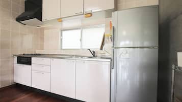 Family Cottage, Mountain View | Private kitchen | Electric kettle, toaster