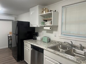 Frigorífico, microondas, horno y lavavajillas