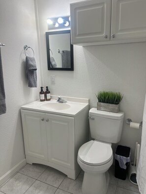 Hair dryer, towels, soap, shampoo - Charming 2-bedroom house with AC, WiFi minutes away from the TX/AR Stateline (Texarkana)