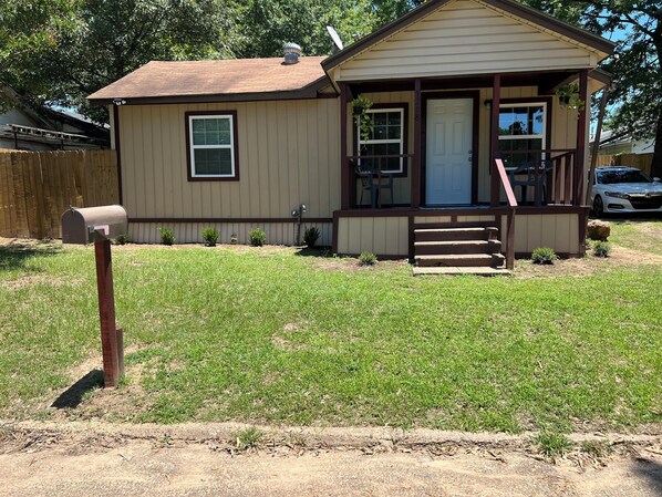 Exterior - Charming 2-bedroom house with AC, WiFi minutes away from the TX/AR Stateline (Texarkana)