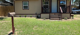 Charming 2-bedroom house with AC, WiFi minutes away from the TX/AR Stateline