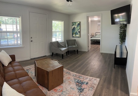 スマートテレビ. Charming 2-bedroom house with AC, WiFi minutes away from the TX/AR Stateline