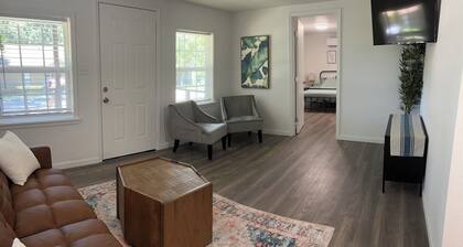 Charming 2-bedroom house with AC, WiFi minutes away from the TX/AR Stateline