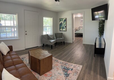 Charming 2-bedroom house with AC, WiFi minutes away from the TX/AR Stateline